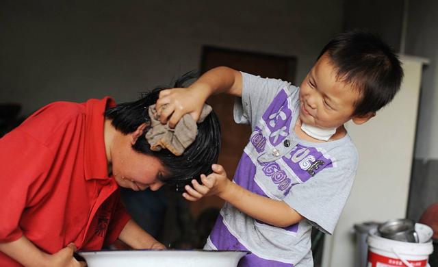 【你的育儿经】孩子让父母照顾，是否要给＂报酬＂？专家的话很有道理
