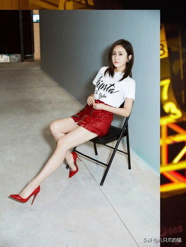 第五大道郑钧小15岁娇妻跳舞t恤打结秀完美腰臀比果然摇滚歌手配女神