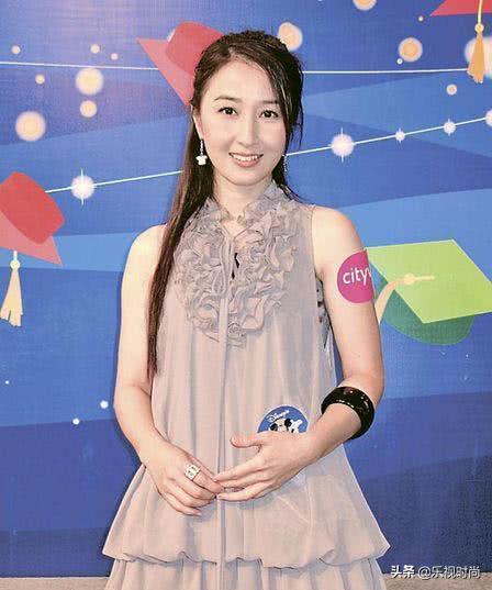 关咏荷果然是人生赢家,穿白色连衣裙配波波头,55岁惊艳了时光