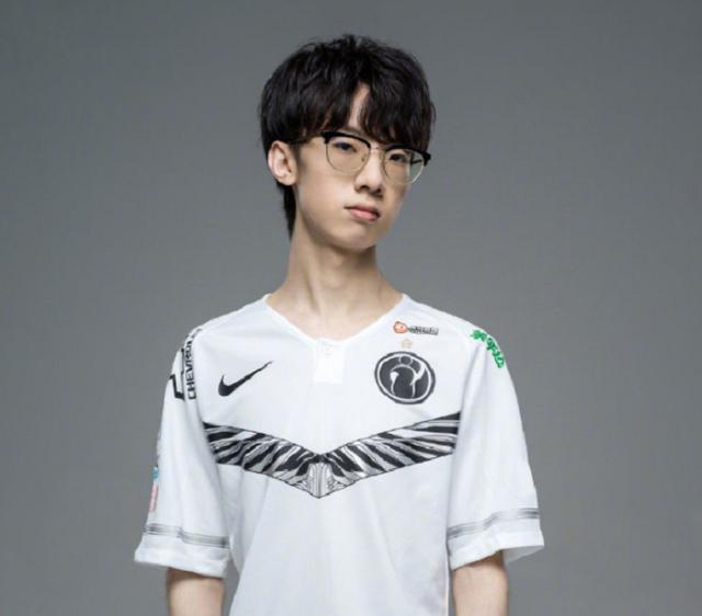 ig宝蓝韩服排位近千分,网友拷问他何时能登场,队伍或许要换风格