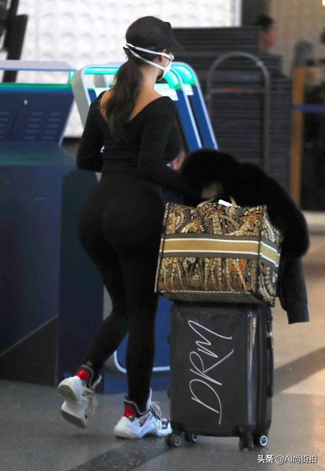 第五大道黛米罗斯现身洛杉矶机场