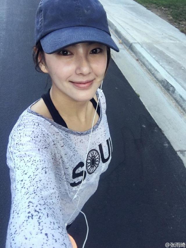 张雨绮大长腿秀身材,网友:我已经在法国排队了