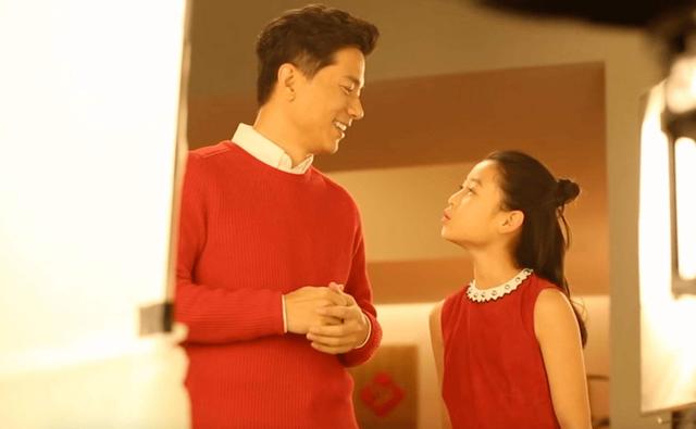 你的育儿经:40岁宝妈宅家等复工,无聊穿起女儿校服,网友:爸爸不淡定了