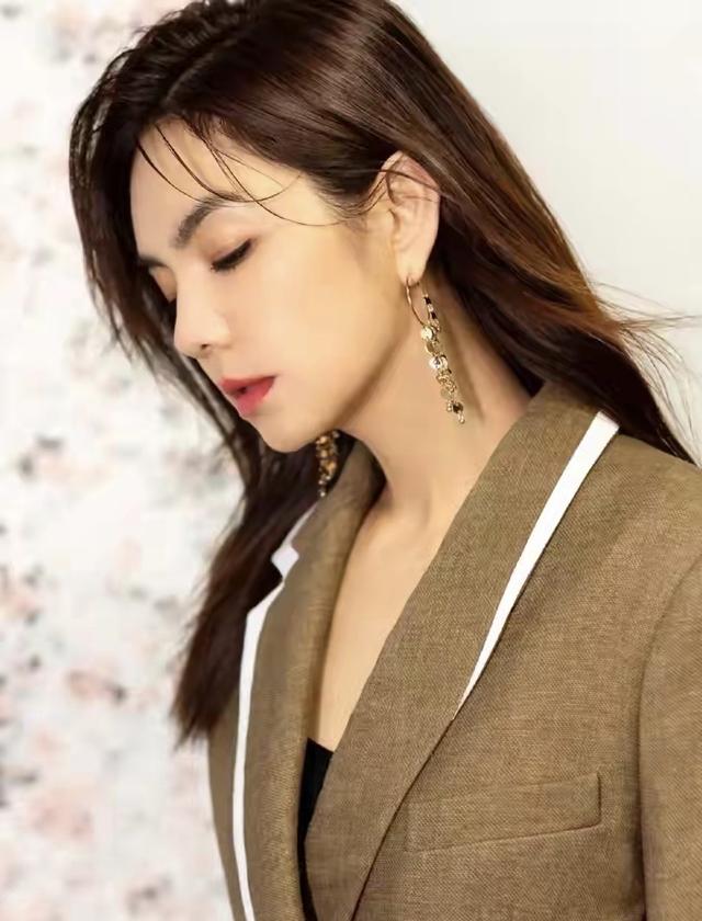 第五大道:ella纯白t恤穿出立体感,不像40岁辣妈!"假小子"变身知性美女