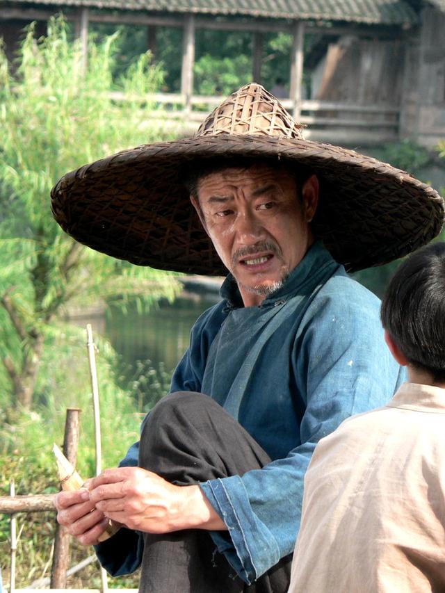 1974年 , 从小喜欢文艺的他考入新疆军区文工团话剧队 , 成为一名