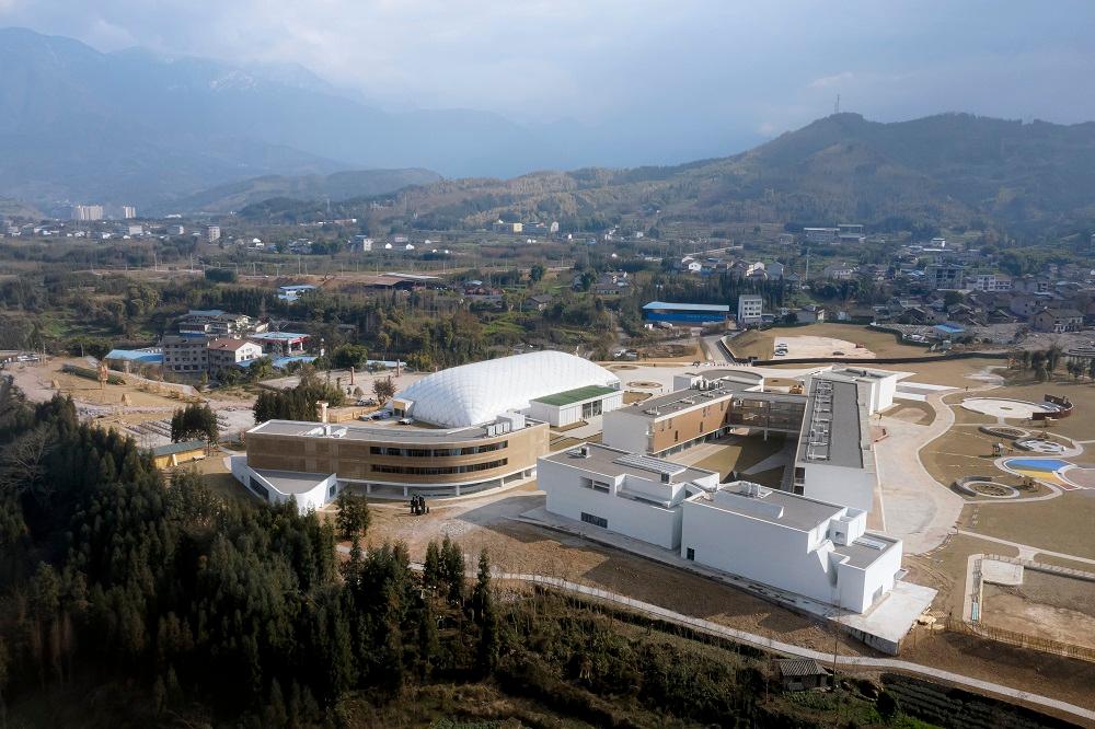 广场场地材料利用当地石材和鹅卵石碎拼,开放的空间成为人们讨论砂器