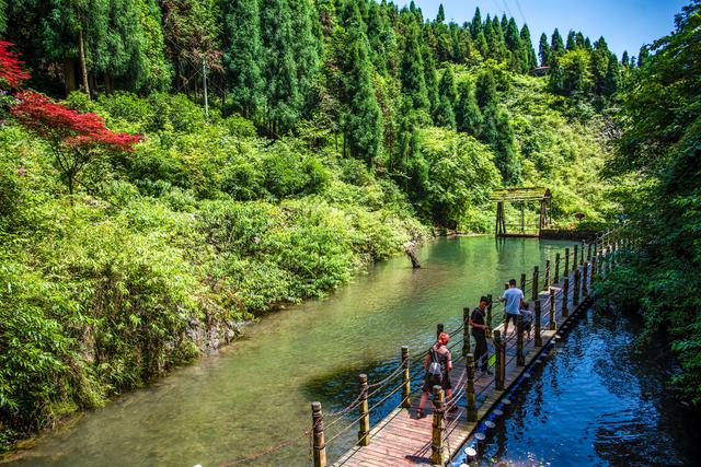 什邡石门洞:酷暑里的一溪清流