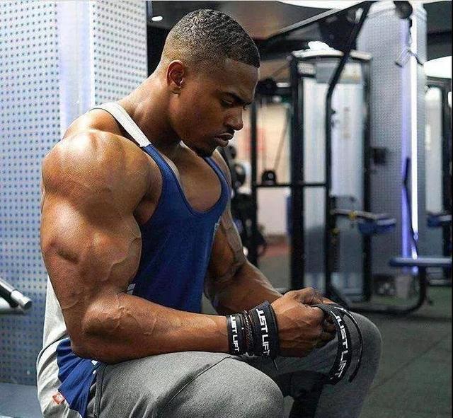 也是对手臂肌肉最高的褒奖,我想每一个健身的男性同胞,都想拥有属于