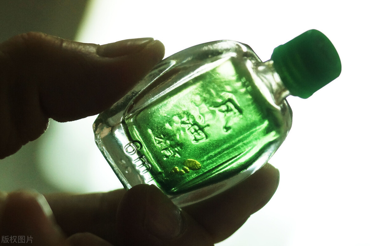 这个时候可以尝试用风油精滴在鞋子上,效果立竿见影,给你一股香味