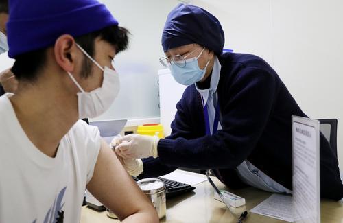 1月7日,上海市徐汇区康健街道社区卫生服务中心医务人员为即将出国
