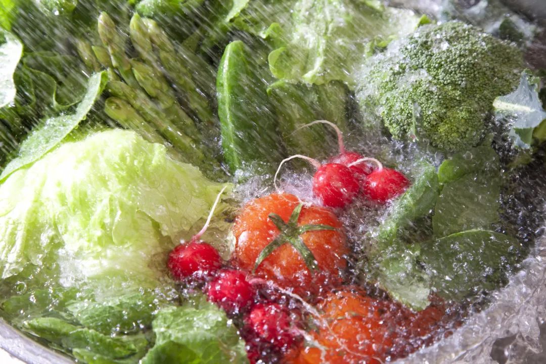 洗菜时的一个动作,让蔬菜变"毒菜"!看完赶快告诉家人!