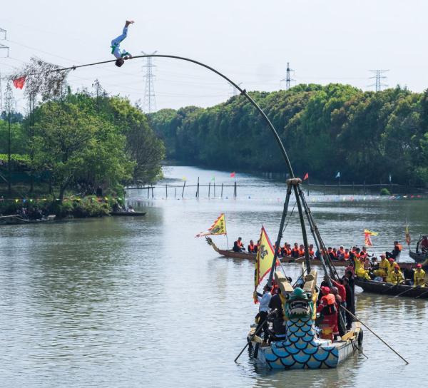 4月4日在"蚕花水会"现场拍摄的传统船只水上巡游.