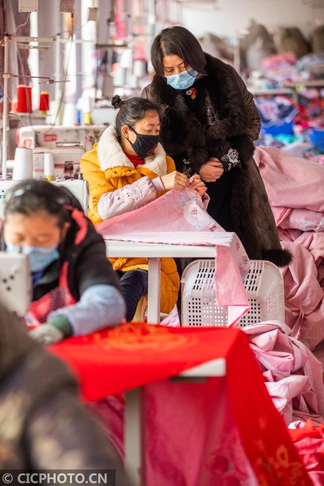 3日,村民在贵州省毕节市大方县黄泥塘镇返乡农民工创业园的家纺厂作业