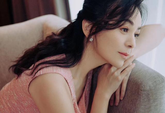 「最时尚」"雪姨"王琳太少女了吧!蓝色毛衣配破洞牛仔,网友:哪像49岁?