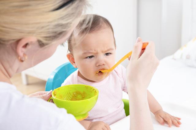【超级宝妈】妈妈先喂孩子吃饭还是先自己吃饭，这是个问题，你会怎么选呢