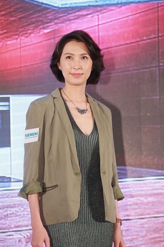「最时尚」52岁郭蔼明真不显老,军绿外套配紧身裤简单大方,休闲随性很