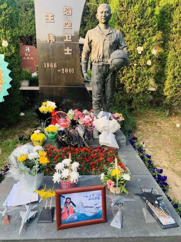 杨力平在安贤陵园工作了 20年在他印象里, 每一年, 自发来王伟烈士墓 