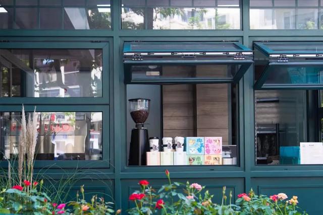 墨绿色的外墙保留了邮政所最鲜明的属性一座身处迷你花园中的复古邮局
