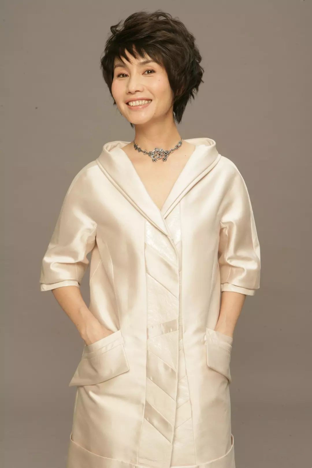 央 视著名主播徐俐:儿子在结婚证上的留言,让她泪目反思