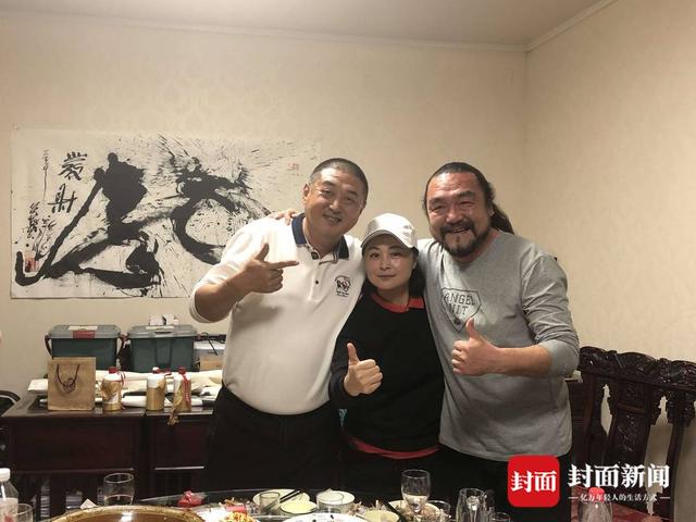 韩东(右一)与张学松,于月仙二人合影