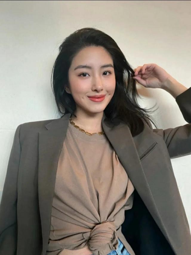 娱乐圈"土洋土洋"第一人,杨采钰到底怎么凹出时尚感的?