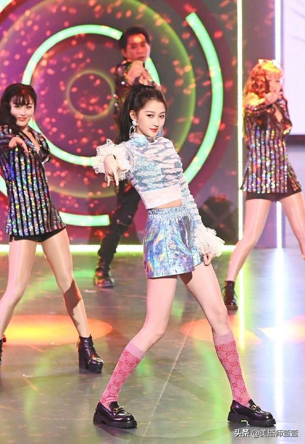 短裤穿到身上 , 相信你能够看到关晓彤的好身材了