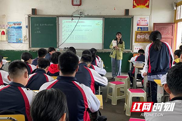 株洲市一中在醴陵富里中学开展送培送教活动