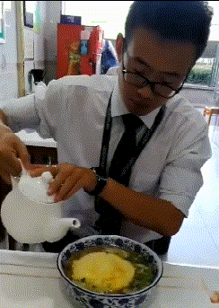 搞笑gif趣图:妹子,你的魔术变的太棒了,可以教教我吗?