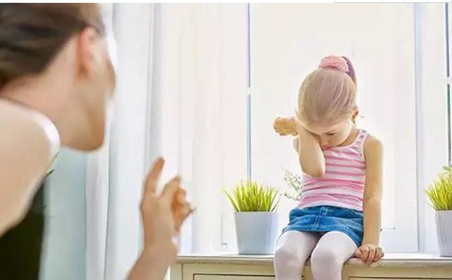 超级宝妈▲女娃在幼儿园表现不好，澳洲宝妈看见课程表发怒，不怪我家孩子