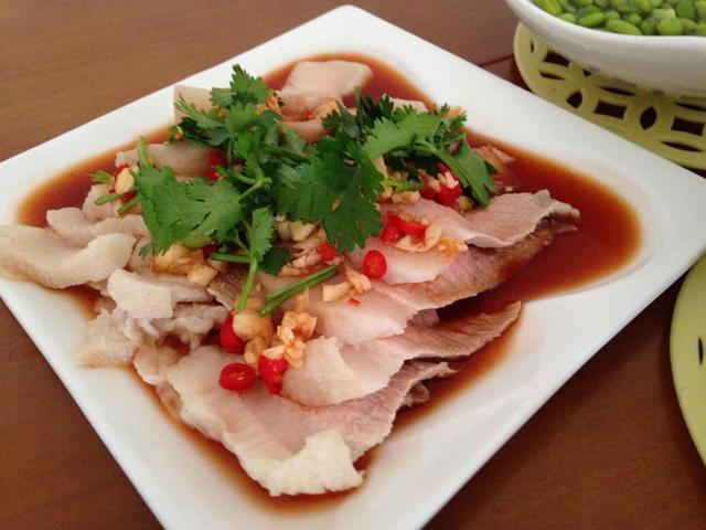 吃货美食:凉拌五花肉,油淋茼蒿,剁椒鱼头,鲜美杏鲍菇的做法