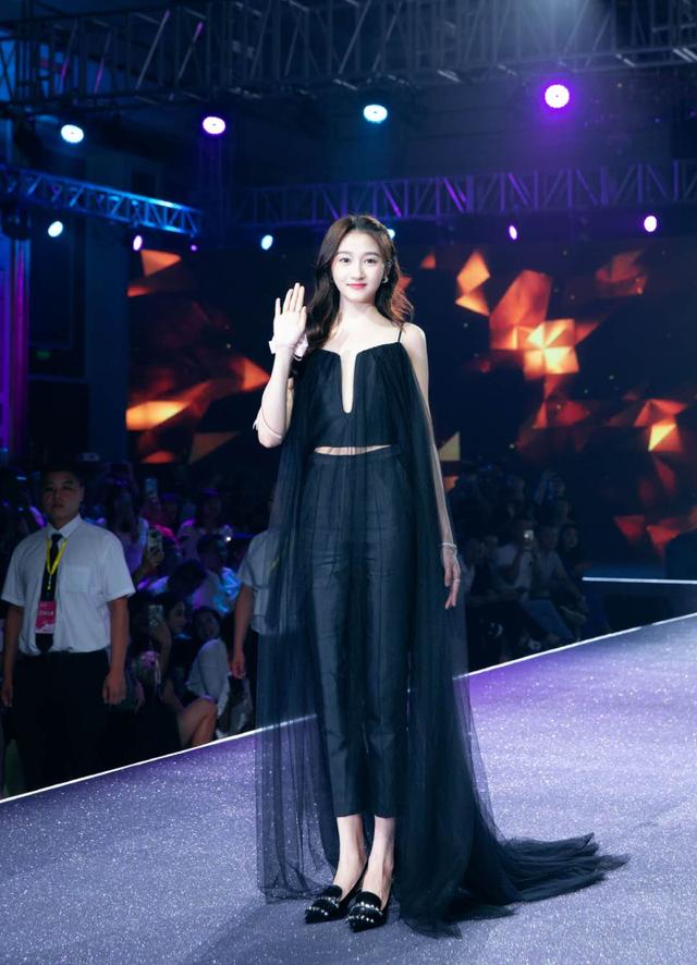 时尚迪科■关晓彤越来越会选礼服了,选对礼服显瘦不