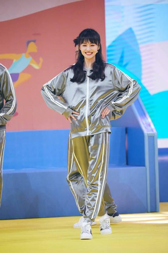 普拉达女王郑爽的穿搭也太简洁了吧穿件白色卫衣看上去尽显清新时尚