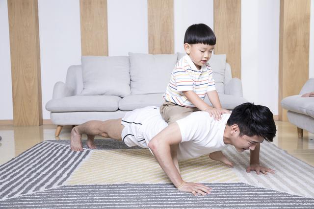 #你的育儿经#在家也能陪孩子做的运动，家长快行动起来，增强免疫力吧