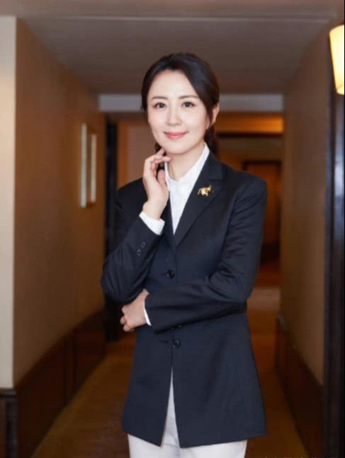 时尚探究社杨童舒久违亮相,一身西装笑靥如花优雅大方,岁月从不败美人