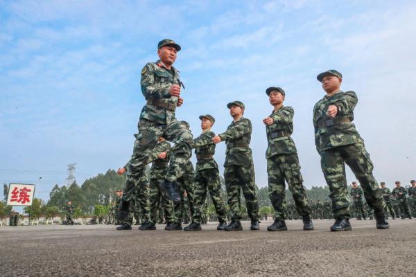 直擊!武警重慶總隊春季入伍新兵隊列訓練