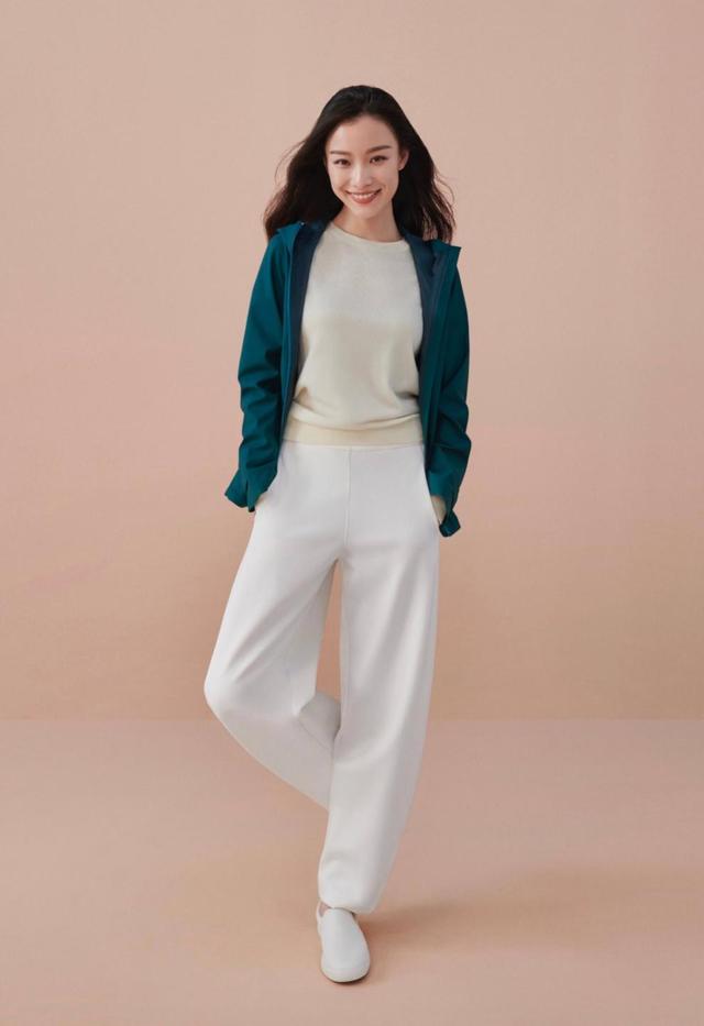 『时尚迪科』倪妮可真会穿,一条背带裤配衬衫,瞬间变身邻家女孩,好