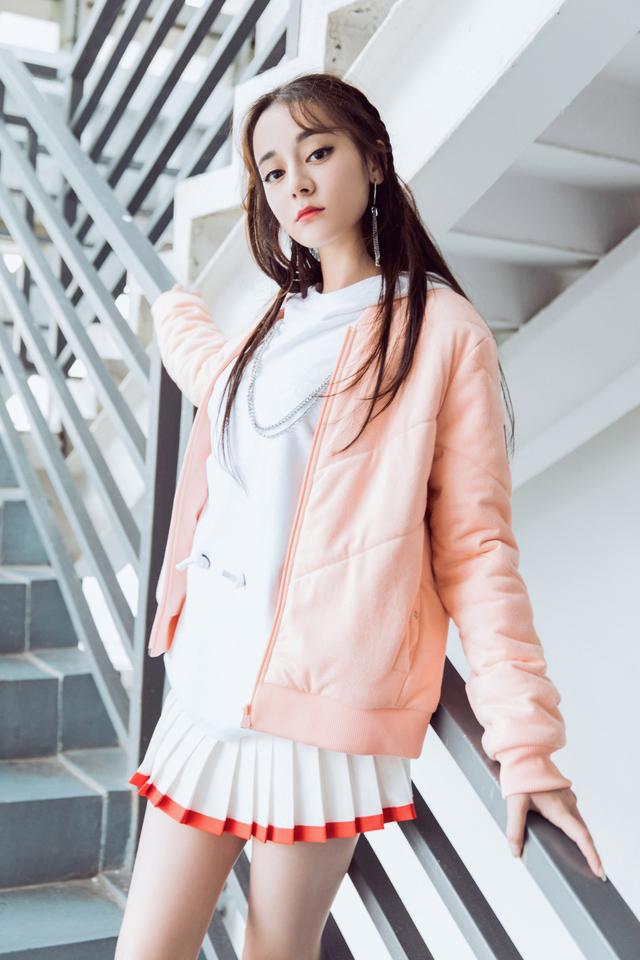 「最时尚」迪丽热巴的8款穿衣搭配,十分好看,穿搭的教科书模范