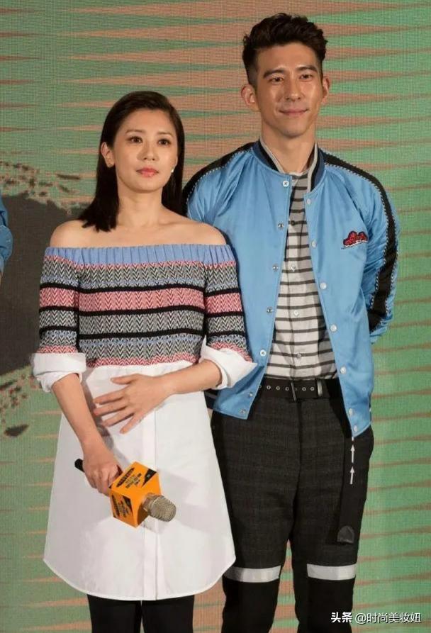 贾静雯携小8岁老公亮相,美颜开最大也藏不住双下巴,45岁太真实