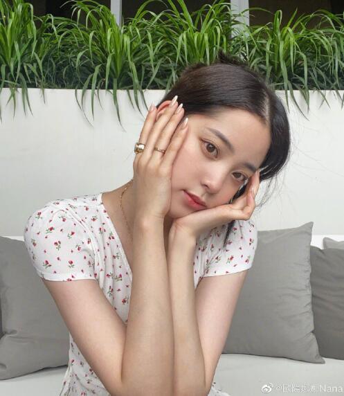 欧阳娜娜晒度假美照 碎花裙笑对镜头清纯可爱