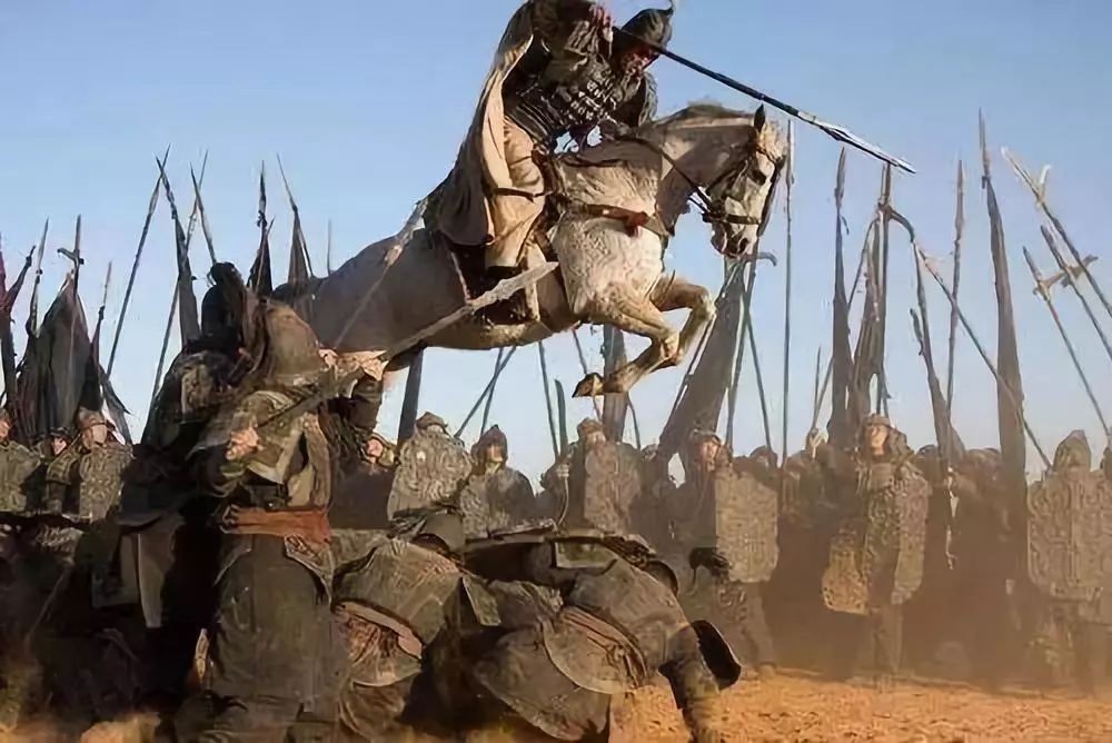 叮叮当当的声音,马坡内有兵马嘶鸣,刀铁相机,每逢雷雨天,却有阴兵过境