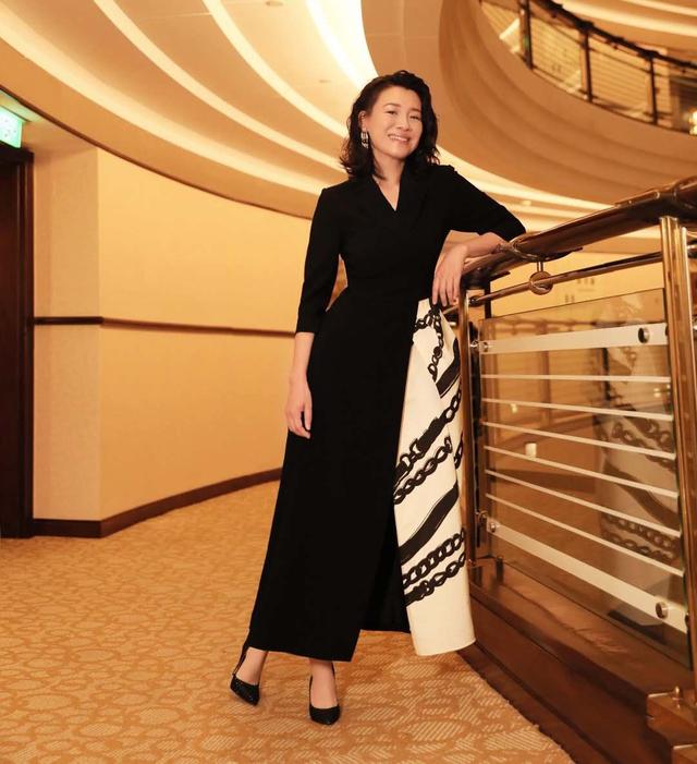 刘琳穿风衣气场也开挂,微胖身材也能穿出小蛮腰,胸以下全是腿