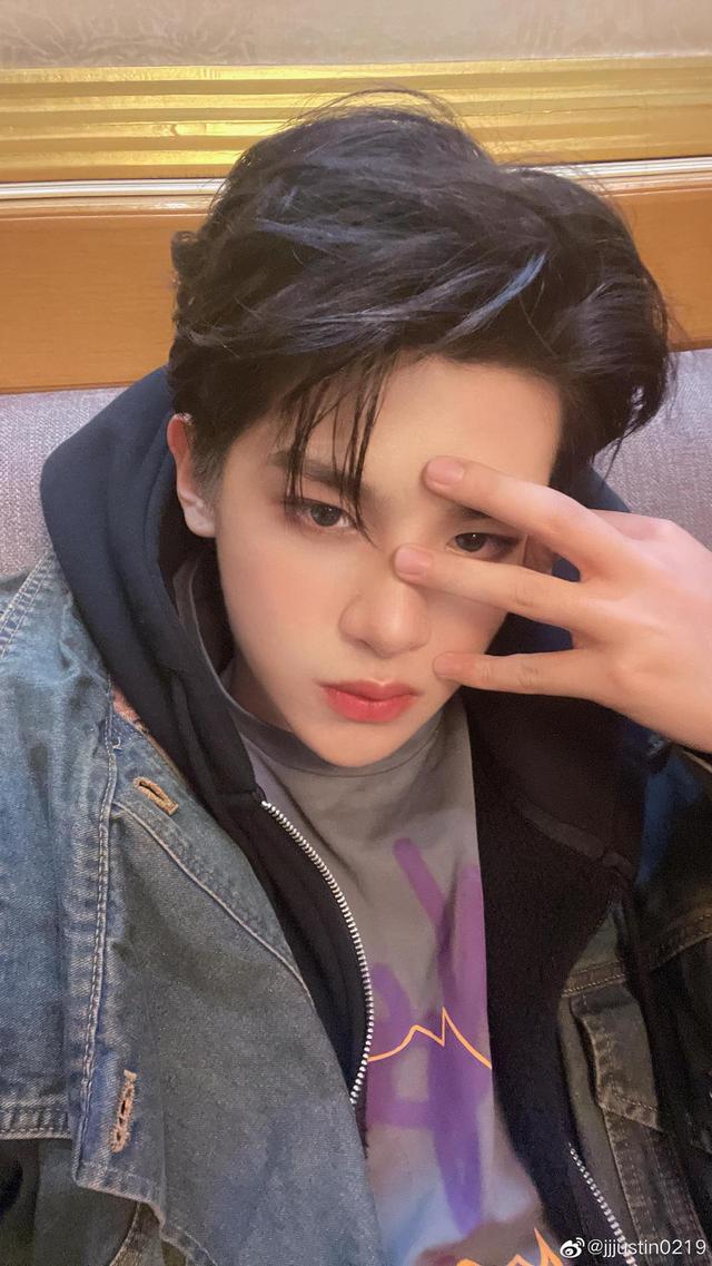 黄明昊晒帅气自拍照 用手比"3"庆祝出道三周年