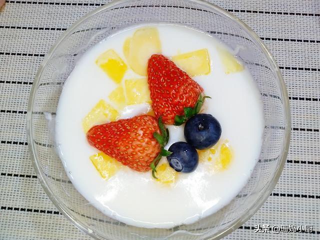 白凉粉果冻的家常做法,口感软滑,学会了,甜点再也不用买