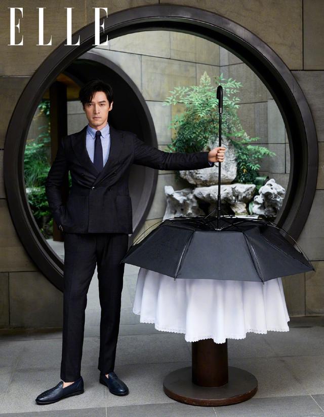 胡歌西装笔挺骚气翘腿吃包子 用暖壶插花诠释老上海幽默