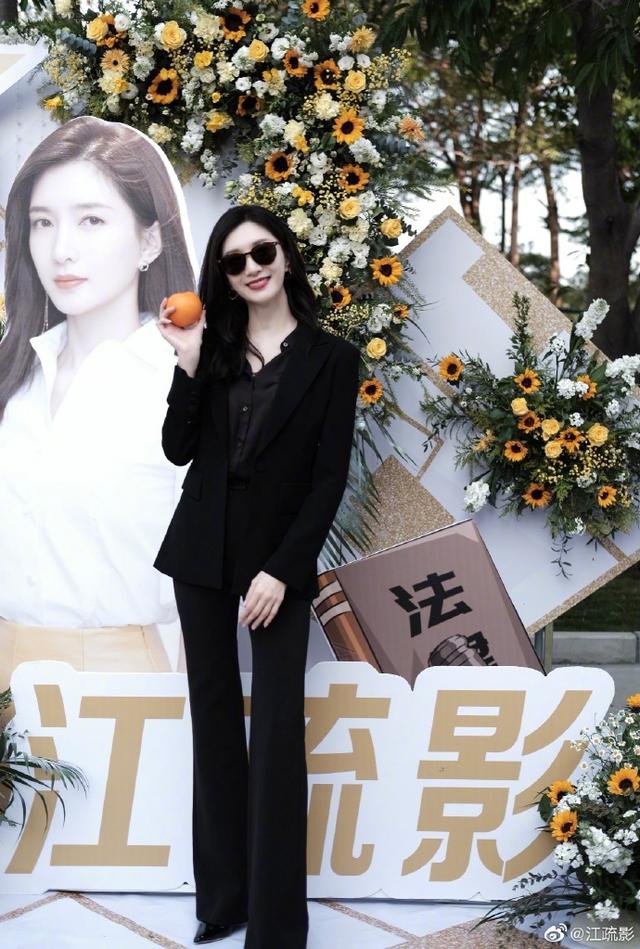 江疏影新剧开机晒自拍 黑西装扮演都市女白领