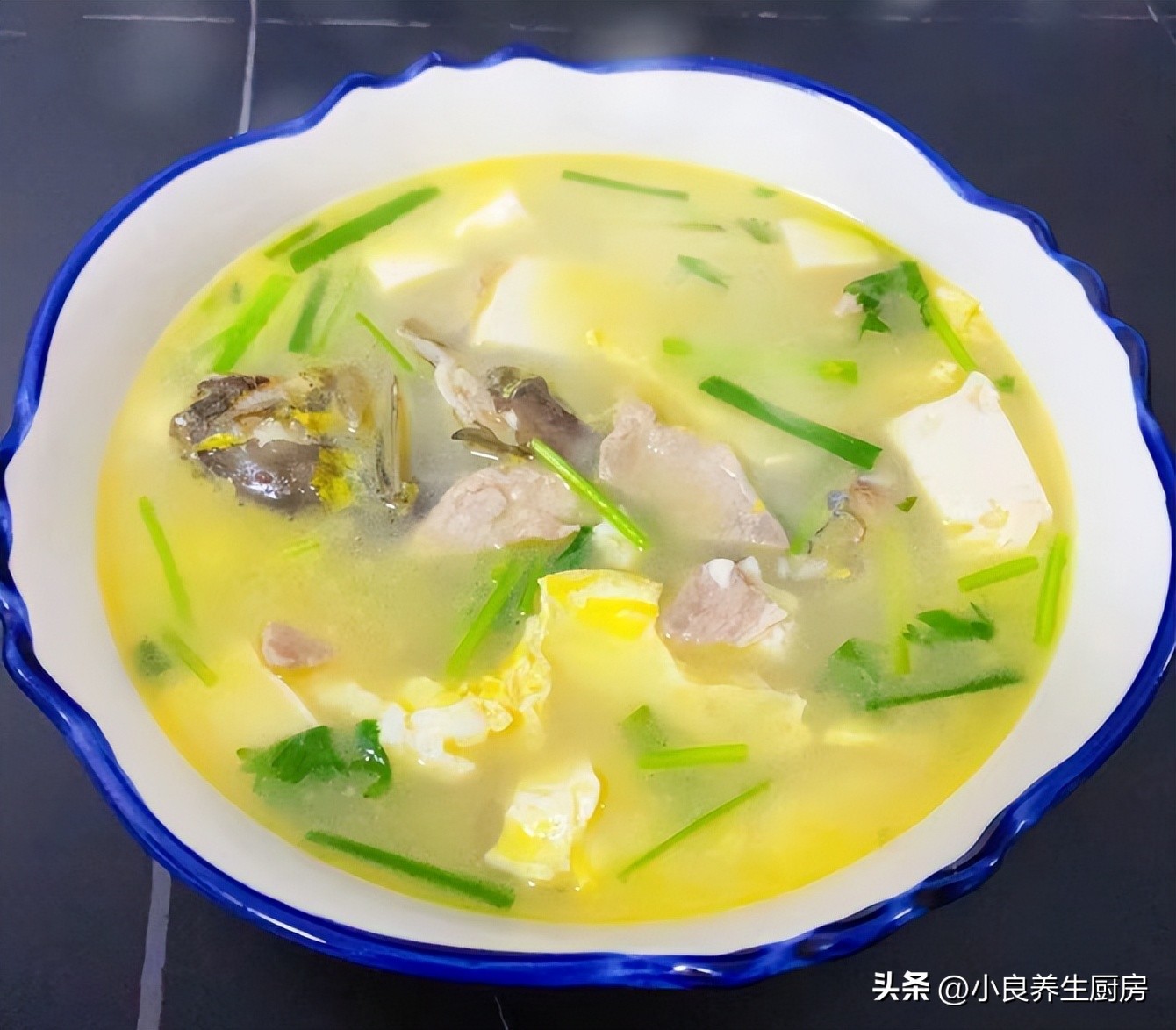 【黃骨魚豆腐肉片湯的具體做法】準備一些食材:選購1—2條黃骨魚(黃骨