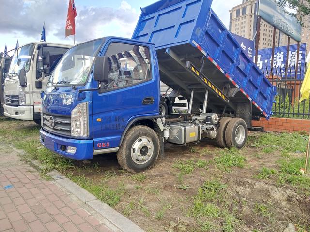 哈爾濱農機大市場周邊百餘待售車輛霸佔綠地