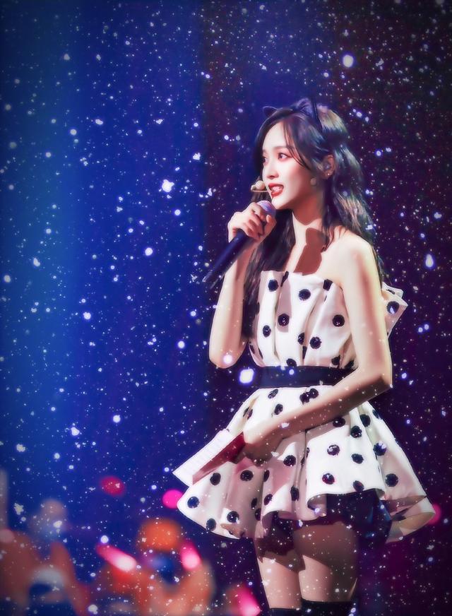 剁手女侠吴宣仪《满糖宣言》舞台,猫咪头箍 白色波点裙,甜份超标