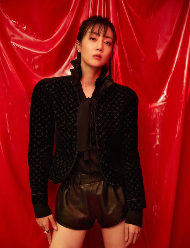 李溪芮大变样,穿鳄鱼皮外套"霸总附体",黑色短裙也很有气质