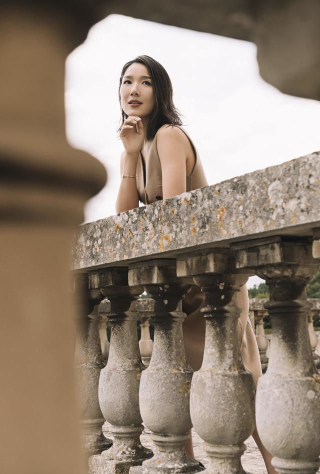 李亚男身材高挑,卡其色长裙沉稳大气,不愧是华裔小姐